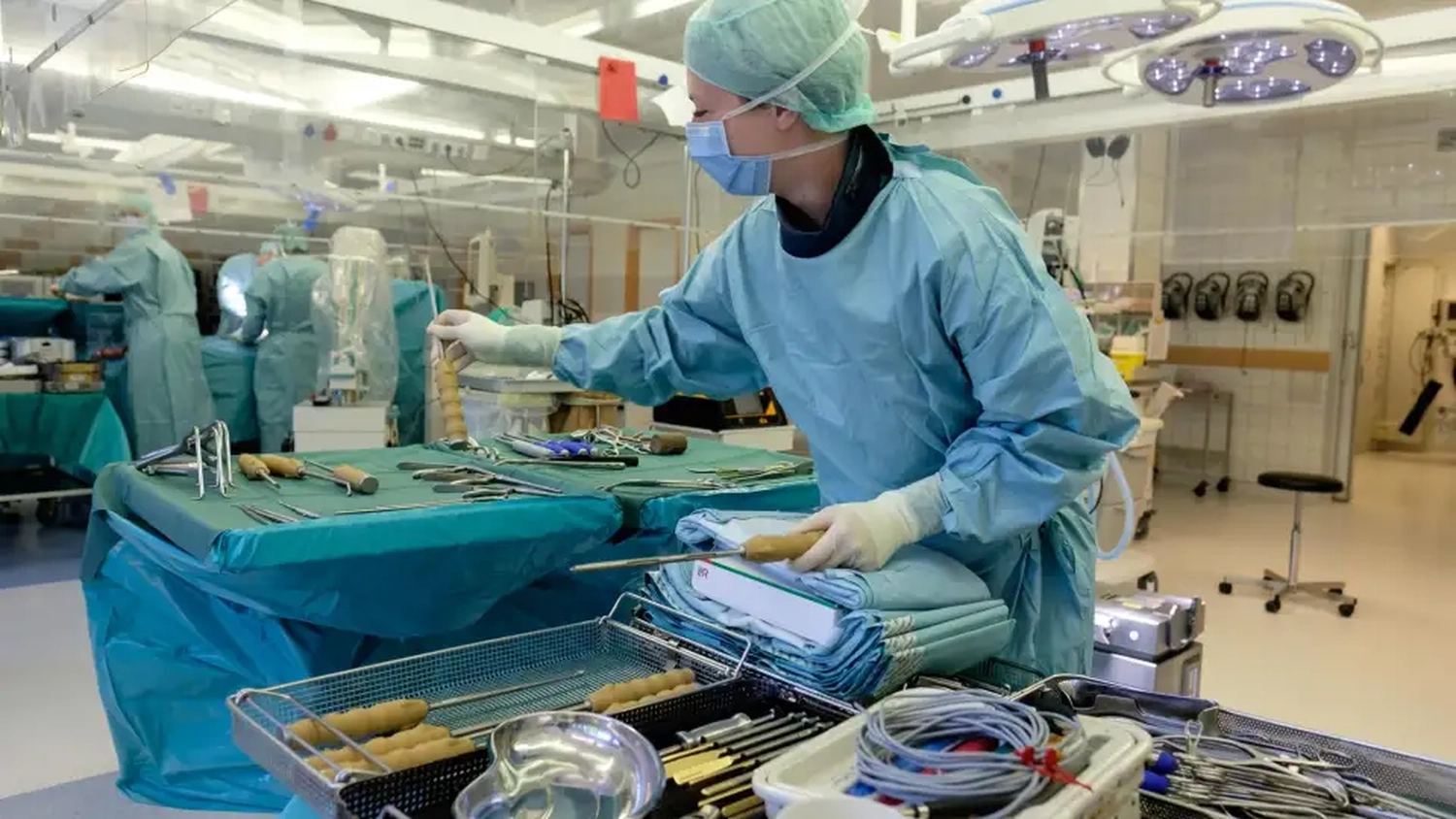 STENUM – Fachklinik für Orthopädie – Arzt mit medizinischen Geräten