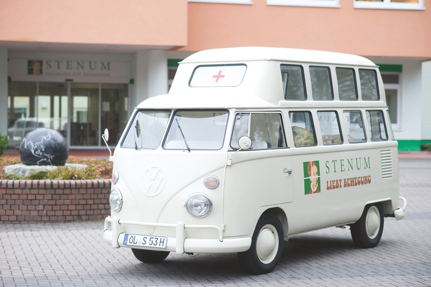 STENUM – Fachklinik für Orthopädie – Krankenwagen vor der Klinik geparkt
