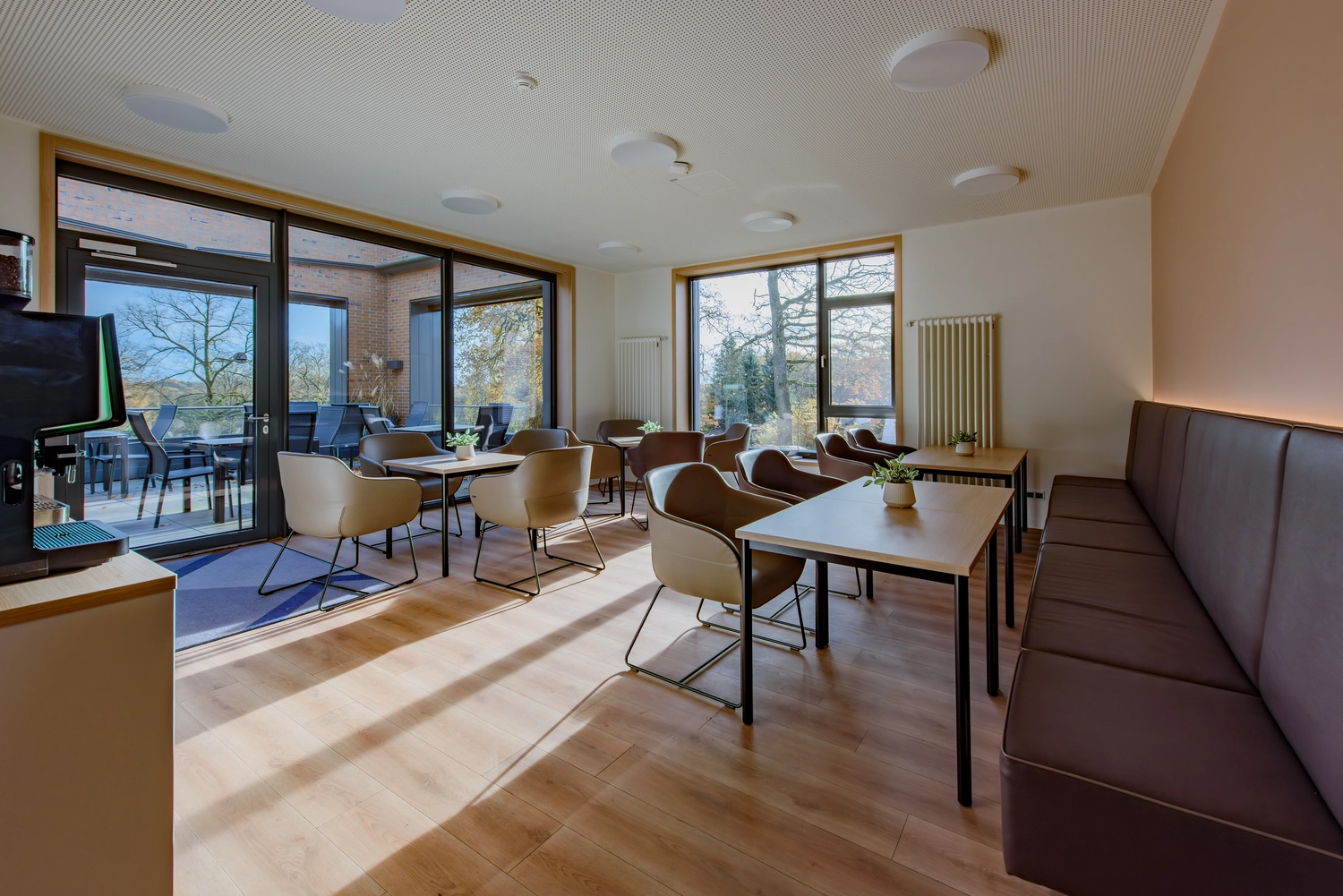 STENUM – Fachklinik für Orthopädie – Klinik-Sitzbereich mit vielen Stühlen und Tischen