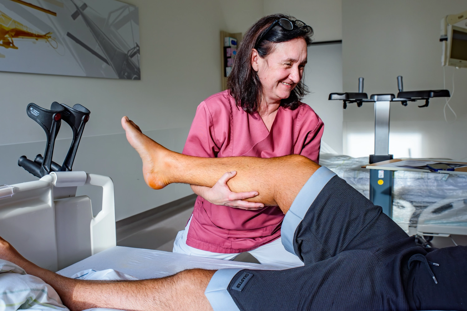 STENUM – Fachklinik für Orthopädie – Arzt bei der Durchführung einer Physiotherapie am Knie eines Patienten