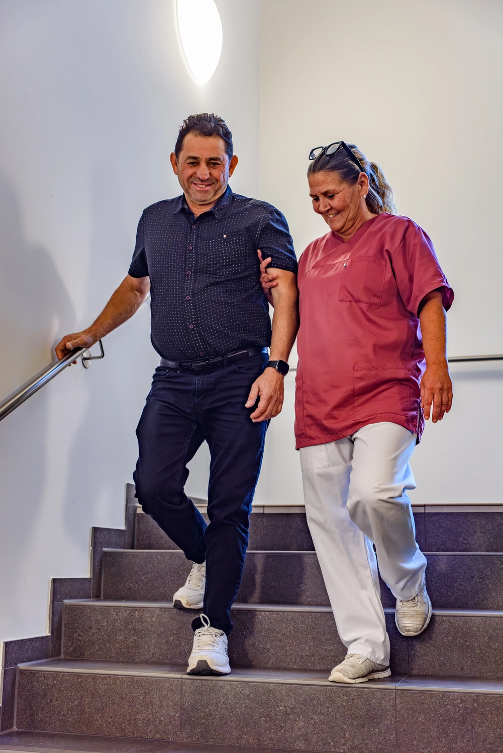 STENUM – Fachklinik für Orthopädie – Arzt führt mit Patient Physiotherapieübungen für die Wirbelsäule durch