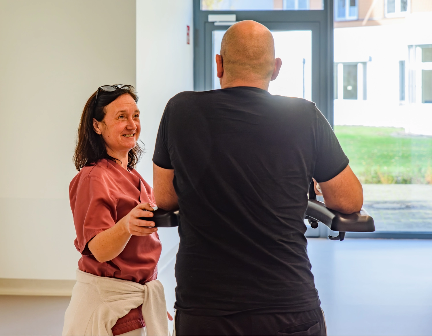 STENUM – Fachklinik für Orthopädie – Arzt führt mit Patient Physiotherapieübungen für die Hüfte durch