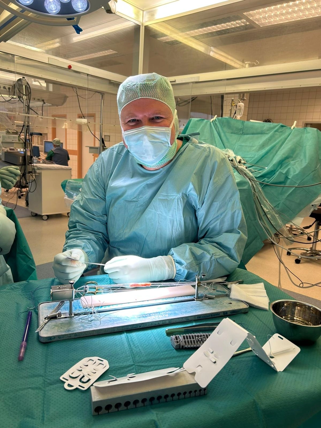 STENUM – Fachklinik für Orthopädie –  Medizinisches Fachpersonal mit chirurgischen Instrumenten